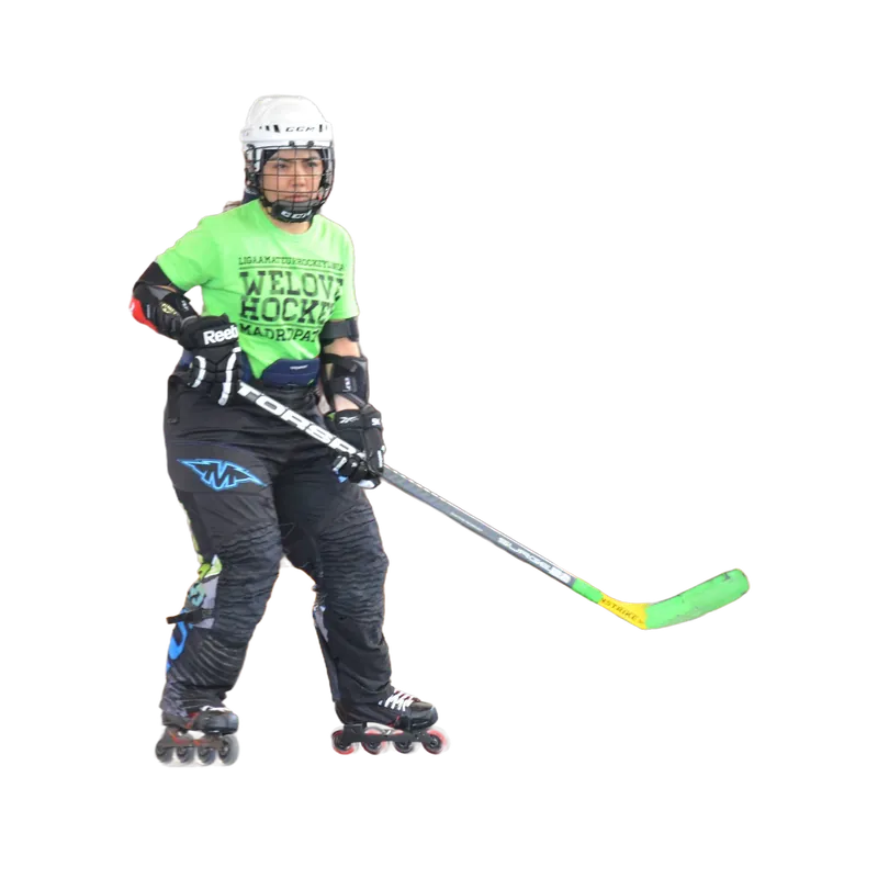 Jugadora con camiseta verde en posición de juego