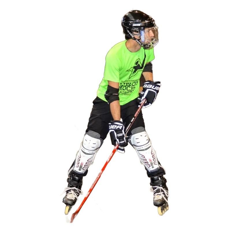 Jugador con camiseta verde de pie en la pista