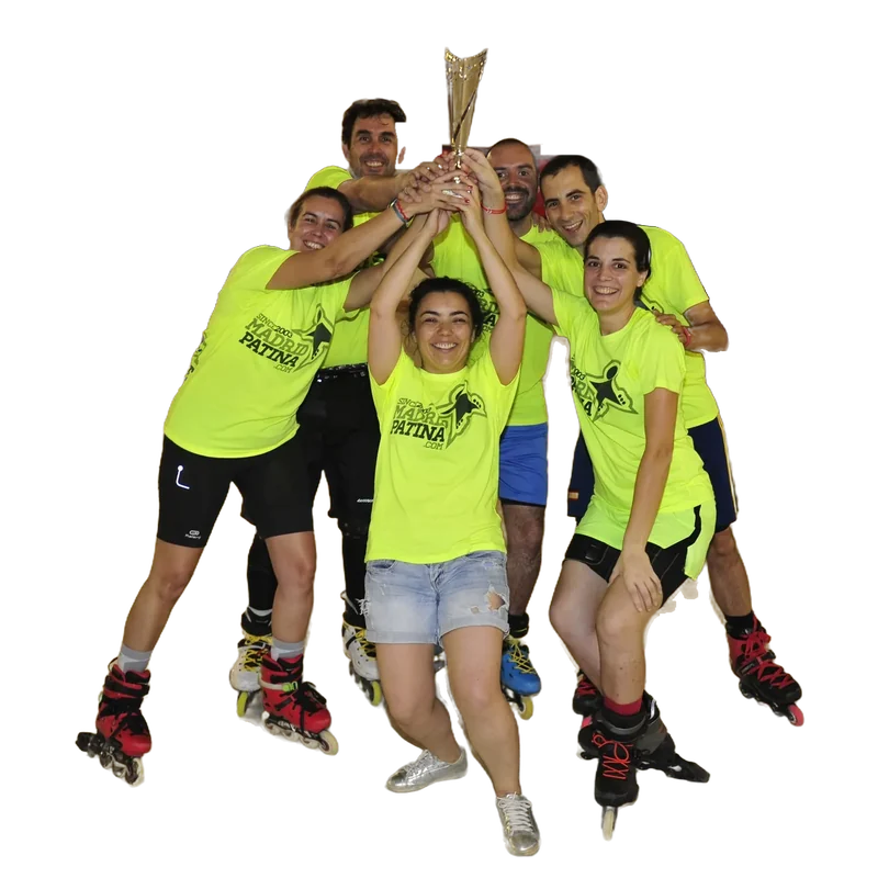 Equipo celebrando con la copa