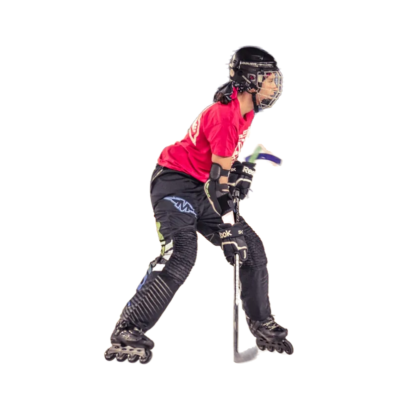 Jugadora con camiseta rosa patinando